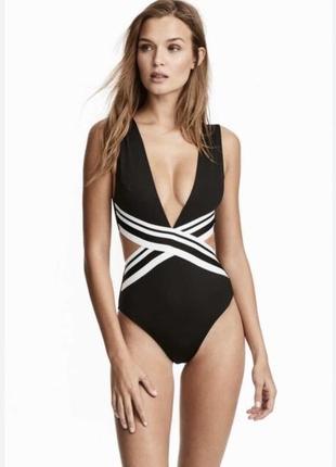 Черный слитный купальник h&m с глубоким вырезом
