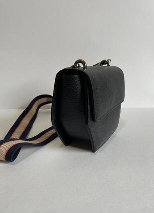 Маленька шкіряна сумочка з широким текстильним ременем2 фото