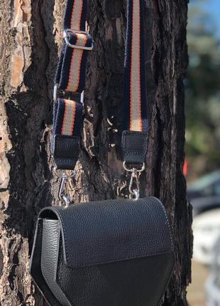 Маленькая кожаная сумочка с широким текстильным ремнем10 фото