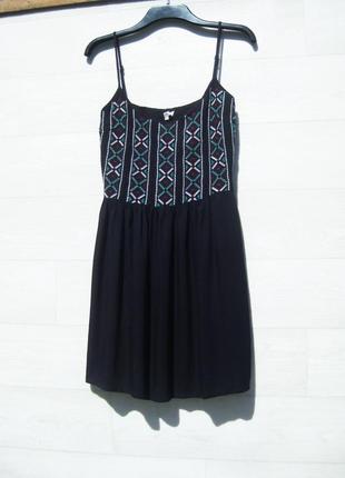 Плотное чёрное платье с вышивкой clockhouse1 фото