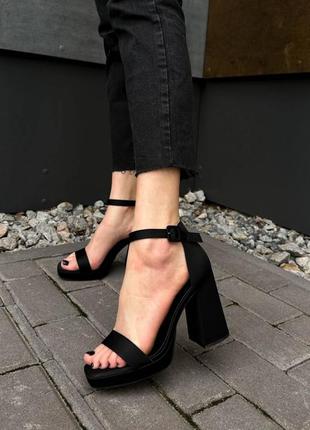 Черные сатиновые женские босоножки на каблуке