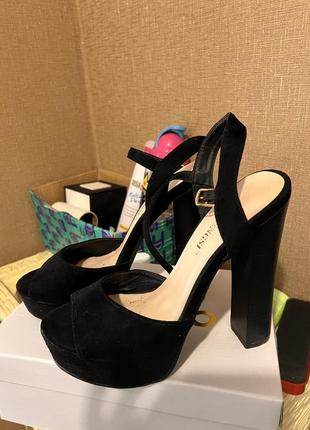 Черные босоножки на удобных каблуках