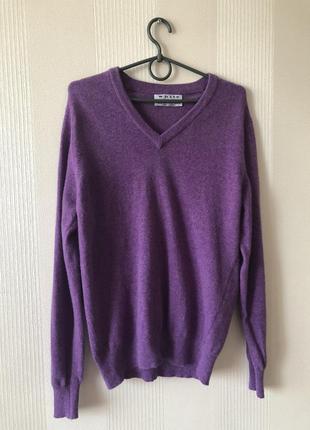 Светр з овечої вовни у трендовому кольорі