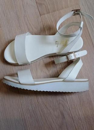 Нереально легкі та стильні білосніжні босоніжки розмір 38