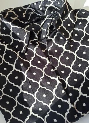 Сатиновая рубашка zara с классическим воротником и v-образным вырезом. размер s.