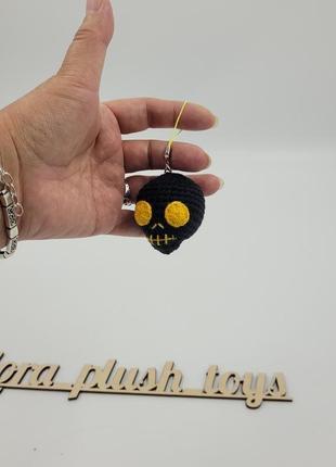 М'яка в'язана іграшка - брелок  череп