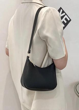 Стильна лаконічна чорна жіноча сумка кросбоді через плече на плече екошкіра5 фото