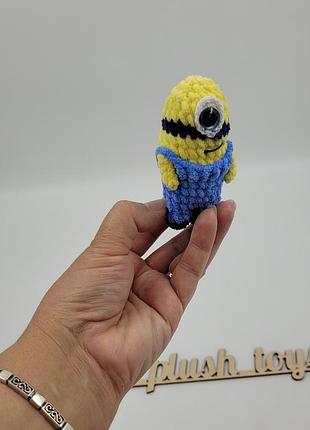 М'яка в'язана іграшка-брелок  міньйон