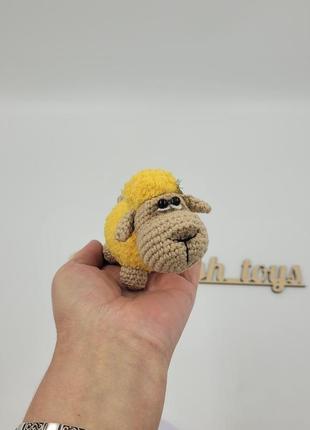 Мяка вязана іграшка вівця