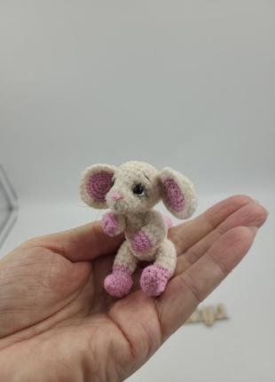 М'яка в'язана іграшка - брелок мишенятко