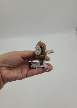 М'яка в'язана іграшка - брелок качкодзьоб