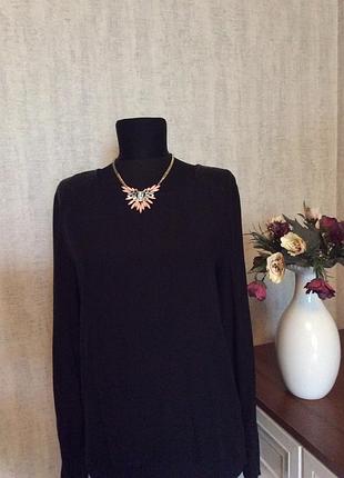 Чёрная блуза с паетками на плечах