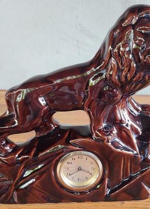 Порцеляновий годинник лев