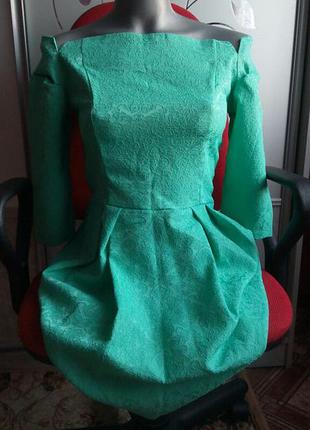 Платье очень красивое.