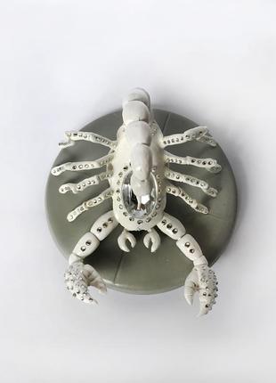 Белый скорпион из полимерной глины4 фото