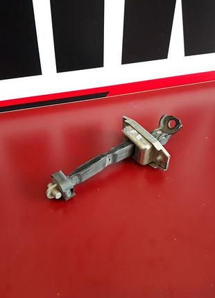 Обмежувач відкривання передніх дверей toyota camry 40 6861033070