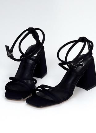 Босоніжки тренд 😍 на підборах жіночі блочний каблук на завязках женские босоножки на каблуках с зааязками чорні7 фото