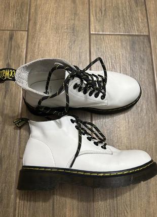 Белые ботинки черная подошва2 фото