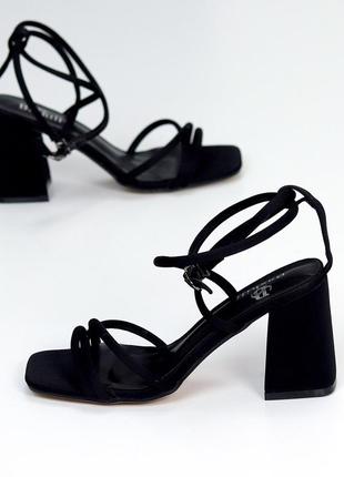 Вишукані жіночі босоніжки на підборах квадратний блочний каблук на завязках босоножки на шнуровке на каблуках