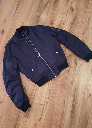 Сток женская куртка бомбер чёрного цвета.