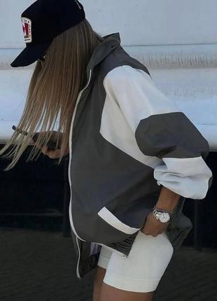 Стильна двоколірна жіноча вітровка двокольорова куртка двоколірна куртка-вітровка легка1 фото