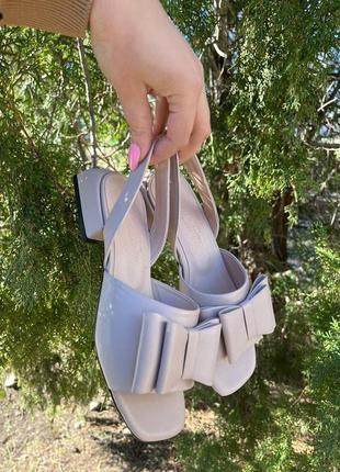 Кожаные женские босоножки на низких каблуках с банком натуральная кожа