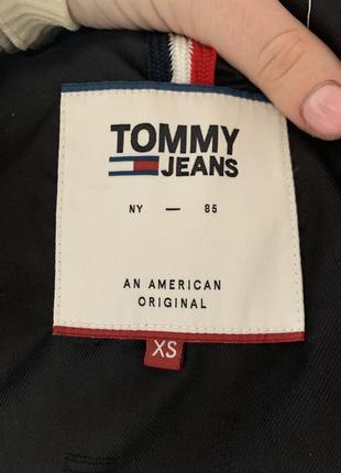 Куртка tommy jeans женская цвет черный5 фото