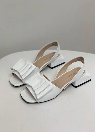 Шкіряні босоніжки на низьких підборах з бантом натуральна шкіра