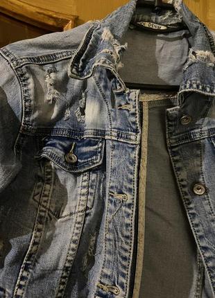Джинсовка джинсова куртка/жакет з потертостями порваними2 фото