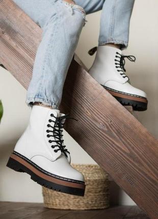 Ботинки dr martens на платформе белого цвета