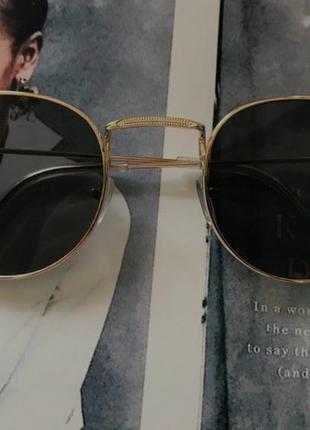 Солнцезащитные очки черные линзы с золотой оправой1 фото