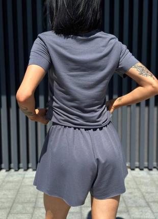 Женский летний серый спортивный костюм футболка и короткие шорты графит2 фото