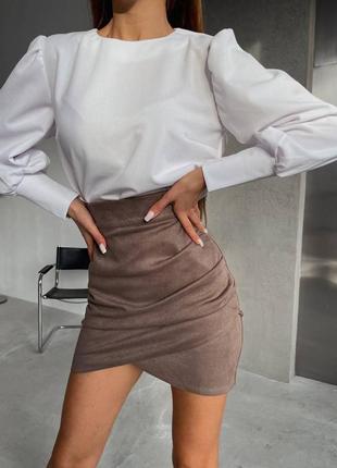 Костюм блузка с длинными рукавами свободного кроя белая блуза кофта мини юбка замшевая юбка карандаш на высокой посадке черная коричневая комплект3 фото