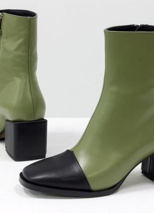 Кожаные ботинки оливкового цвета с квадратным носиком и каблуком4 фото