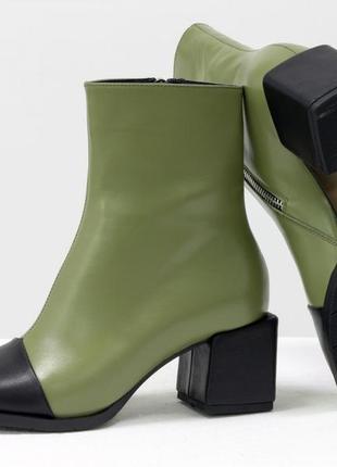 Кожаные ботинки оливкового цвета с квадратным носиком и каблуком3 фото