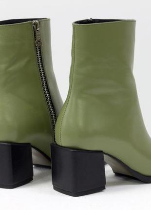 Кожаные ботинки оливкового цвета с квадратным носиком и каблуком6 фото