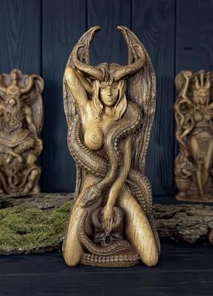 Деревянная статуэтка на подарок лилит для декора интерьера (23*9*4 см)1 фото
