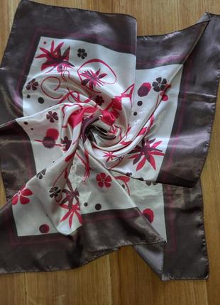Шейный платок очень свежей и красивой расцветки