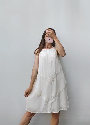 Платье свободного кроя new look белая бежевая молочная вискозная на бретелях мини женская летняя этно с кружевом платья