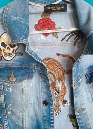 Куртка джинсова з аплікацією вишита9 фото