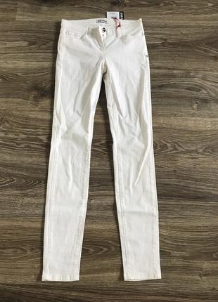 Белые джинсы