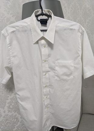 Біла  чоловіча сорочка.