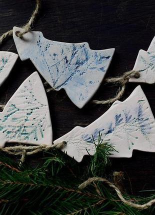 Набор керамических елочных украшений.
