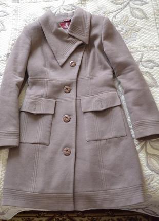 Теплое пальто серо-бежевого цвета1 фото