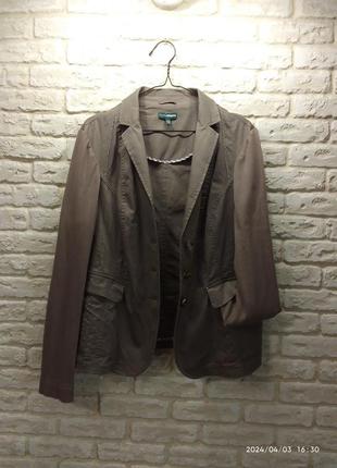 Гарний легкий піджак. стан нового, без бирки. состав: 95% котона і 5% еластана.