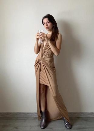 Довга сукня з переплетенням look of the day максі бежева нюдова коричнева по фігурі із розрізом на ніжці жіноча святкова вечірня
