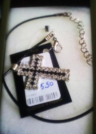 Классный комплект, крестик с  россыпью циркония и каучуковый жгут под серебро.