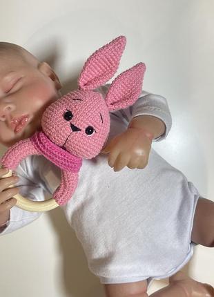 Іграшка ручної роботи , брязкальце вʼязане гачком «зайчик» , подарунок на виписку, під замовлення та і наявності