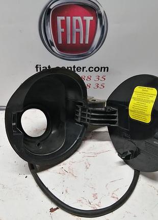 Кришка люка паливного бака. 1353354080	fiat fiorino qubo