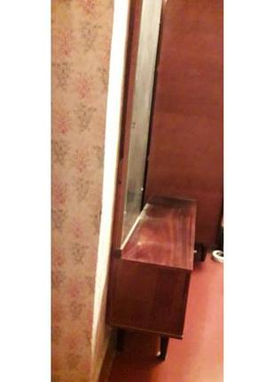 Туалетний столик, дзеркало, трюмо.